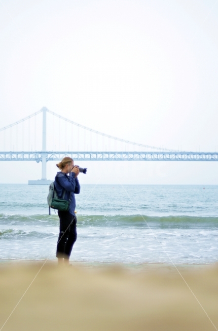해변,바다,촬영,집중,여행,모래,여름,아웃포커스,sand,travel,summer,photo,focus,해변,바다,beach,sea,사람,인물,인간,human,person,여성,여자,woman,female,lady,사진작가,포토그래퍼,photographer