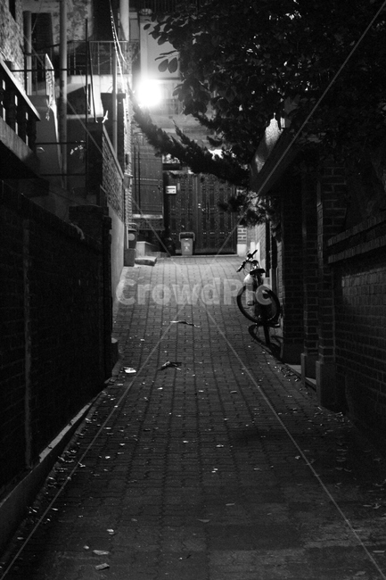 가을,감성,흑백사진,한적한골목길,자전거,골목길,골목길,alley,흑백,모노톤,monochrome,black and white,vehicle,차량,bicycle,transportation,교통,bike