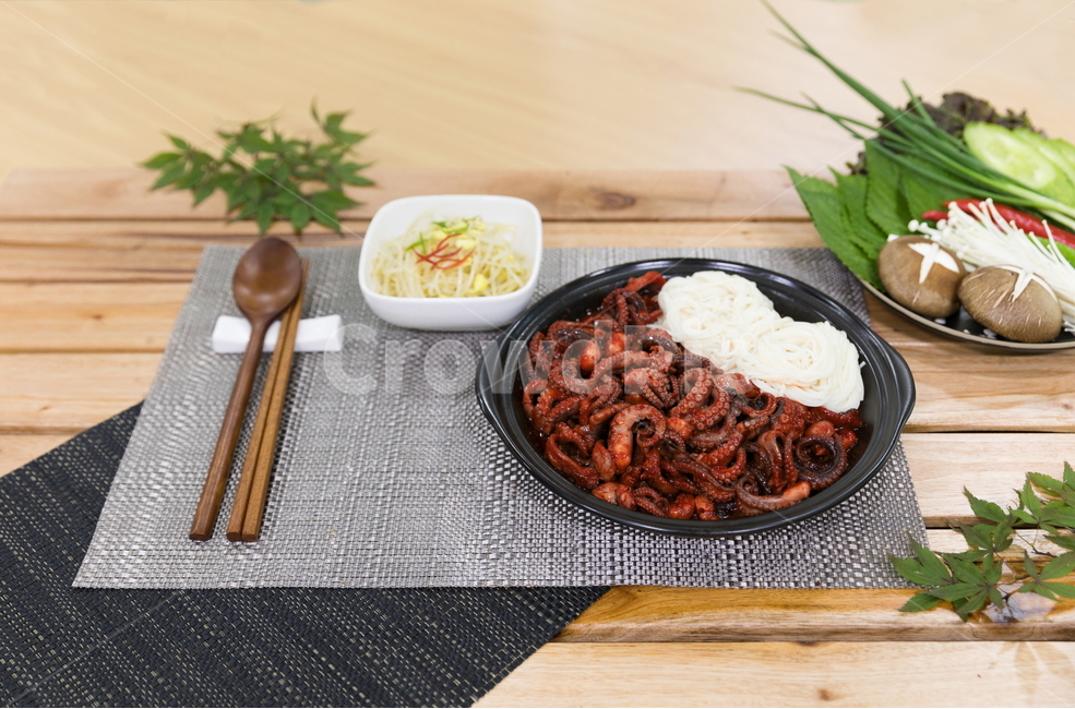 주꾸미,요리,다이어트,매운음식,식기류,건강식,조리법,그릇,테이블,식사,맛있다,먹다,별미,낙지,문어,맵다,짜다,준비,숟가락,식탁,붉다,해산물,바다요리,재료,배고프다,무침,볶음,식당,밥,볶다,젓가락,매콤하다,양념,국수,술안주,음식,식재료,요리,food,cook,meal,dishes,food reserves,한식,한국음식,한국요리,korean food,korean dishes,korean meal,korean cook
