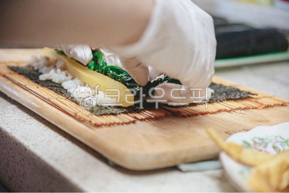 김밥,김밥만들기,김발,김,밥,도마,끼니,한식,koreanfood,손,라텍스장갑,meal,식사,food,음식,음식,식재료,요리,food,cook,meal,dishes,food reserves