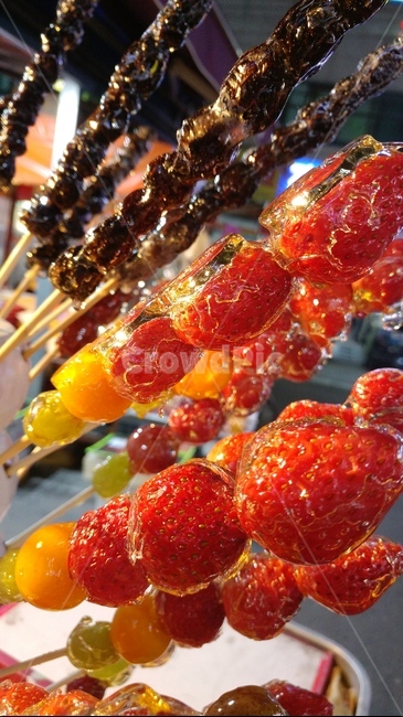 과일꼬치사탕,딸기,길거리간식,화이트데이,캔디,디저트,중국전통간식,어린이,과일사탕,중국간식,달콤한,사탕,빨강,간식,군것질,탕후루,맛있는,food,음식,색감,먹거리,과일,선물