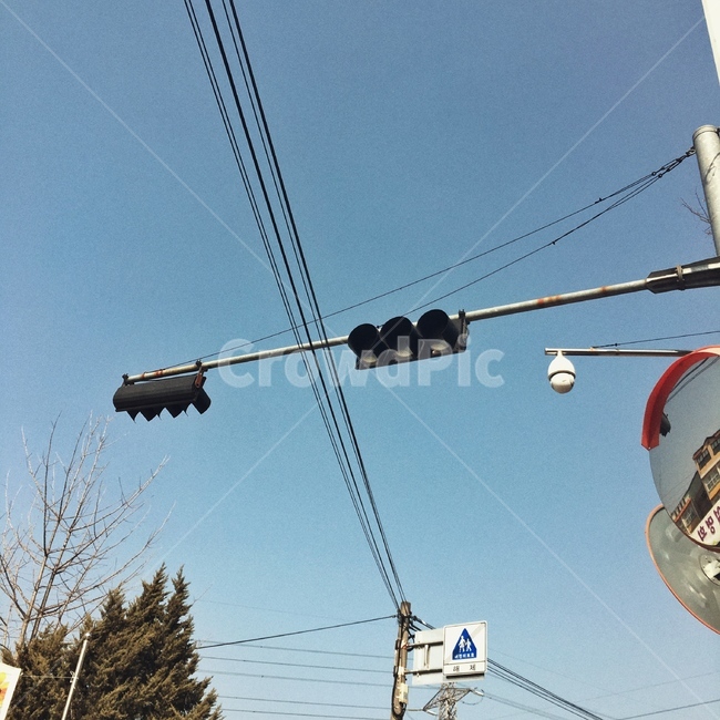 신호등,미러,하늘,거친표현,동네,어린이보호해제,교통,교통수단,traffic,transportation