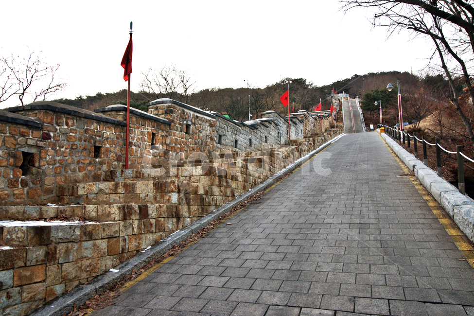 성벽길,성곽,수원화성,화성,수원,유네스코세계문화유산,팔달산,한국전통,한국문화,korean traditional,korean culture,랜드마크,landmark,tourist attraction,한국랜드마크,한국관광지,한국명소,korea landmark,korea tourist attraction,건축물,건물외관,exterior,building,structure,architecture,construction