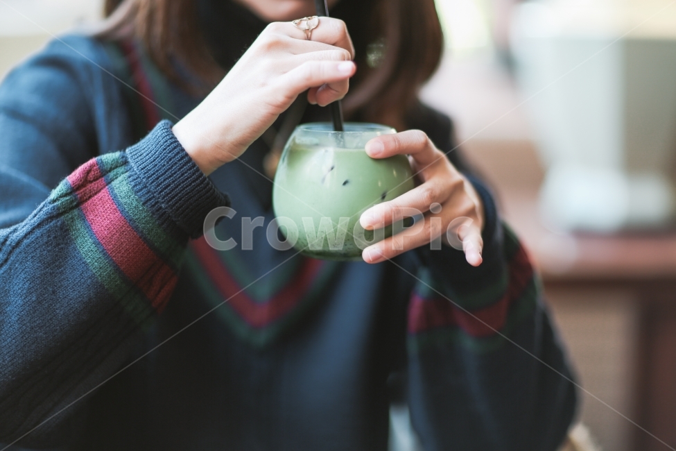 음료,녹차,카페,커피,drinks,green,greentea,말차,matcha,tea,티,실내,분위기,cafe,pic,indoor,atmosphere,사람,인물,인간,human,person,여성,여자,woman,female,lady,음료수,drink,beverage,감성,sensible,feeling