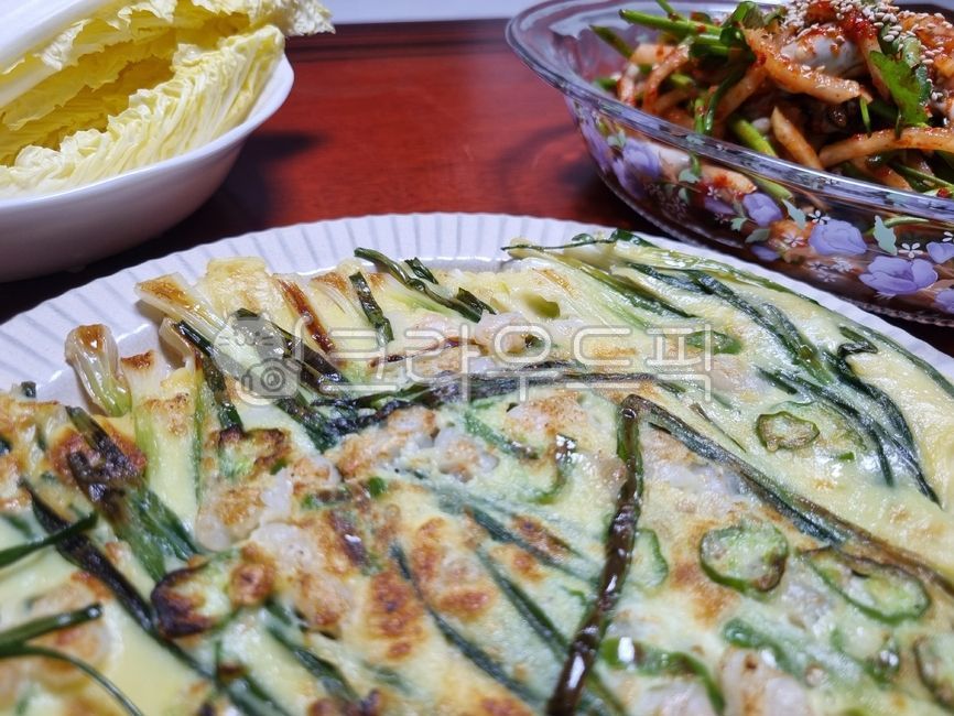 통영생굴요리,driedoysters,freshseasonedoysters,tongyeongsaenggulseasonedradish,oysterdish,rawoysterdish,tongyeongrawoysterdish,무침요리,seasoneddish,koreafood,koreanfood,sesame,참깨,seasoning,양념,통깨,깨,미나리,무생채,watercelery,radishsalad,접시,dish,유리그릇,유리접시,glassplate,glassware,파전,전,음식,요리,food,cooking,부침개,greenonionpancake,pancake,vegetablepancake,밀가루음식,flourfood,plate,그릇,해물파전,seafoodpancake,부추전,leekpancake,bowls,saucer,한국전통음식,koreantraditionalfood