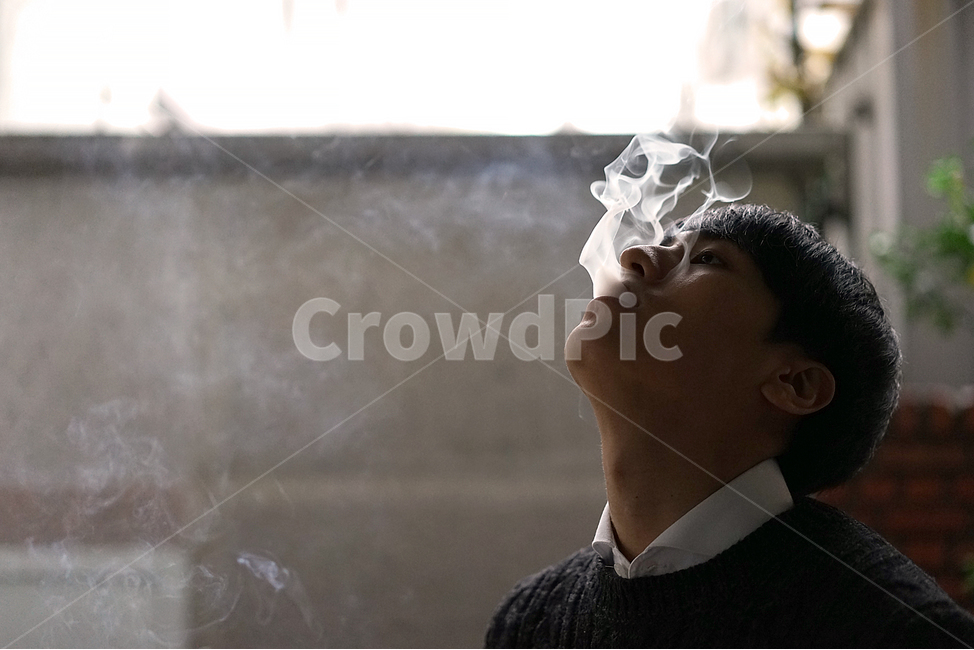 남성,남자,담배,흡연,담배연기,연기,금연,니코틴,사람,인물,인간,human,person,남성,남자,man,male,건강,헬스웨어,헬스케어,healthware,health care