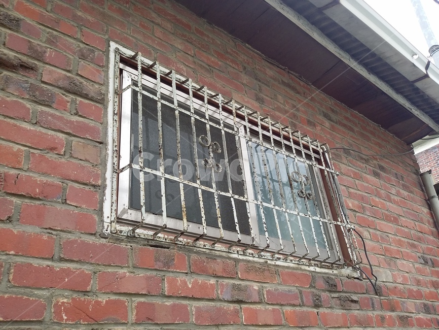창문,창문살,방범창,벽돌집,window,건축물,건물외관,exterior,building,structure,architecture,construction