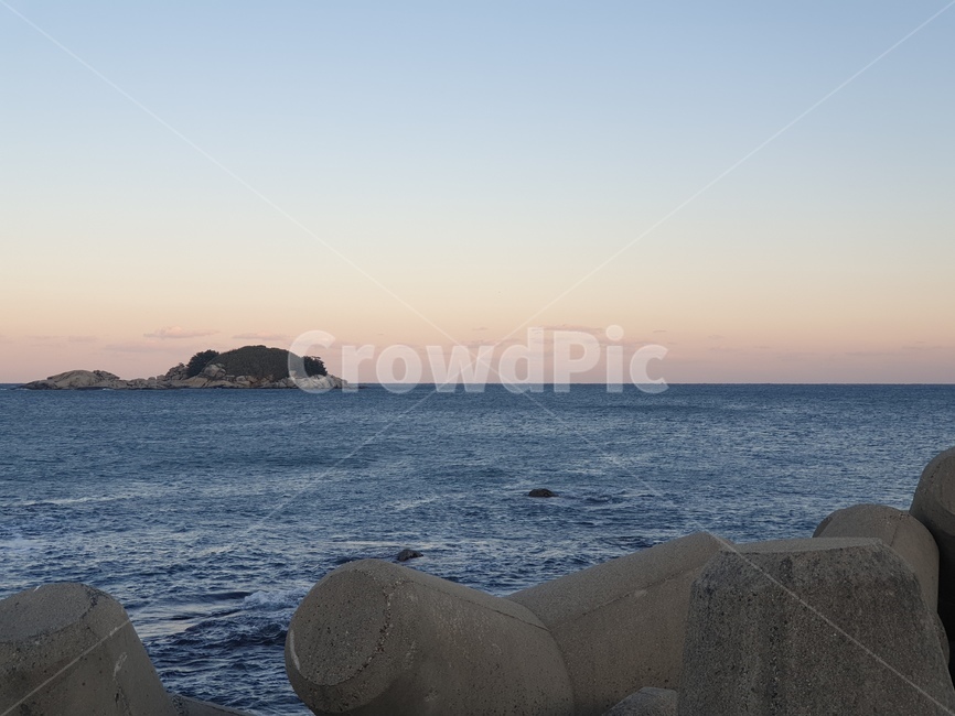 ocean,나라,자연,water,바다,sea,물,해안선,연안,promontory,outdoors,석양,바닷가,바위,하늘