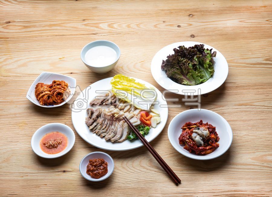 돼지고기,보쌈,족발,돼지다리,돼지고기요리,요리,보양음식,건강음식,보양식,건강식,식사,음식,먹거리,상추,배추,접시,마늘,소스,고기요리,고기,배달음식,그릇,park,parkfeek,bossam,parkdish,parkleg,meatdishes,meat,deliveryfood,foodcooking,comfortfood,nourishingfood,healthyfod,chinesecabbagewrap,wegetable,cabbag,lettuce,meal,dish,olatebowl,막걸리,김치,반찬,makgeolli,kimch,sidedish,고추,pepper,배추쌈,쌈,garlic,음식,식재료,요리,food,cook,meal,dishes,food reserves
