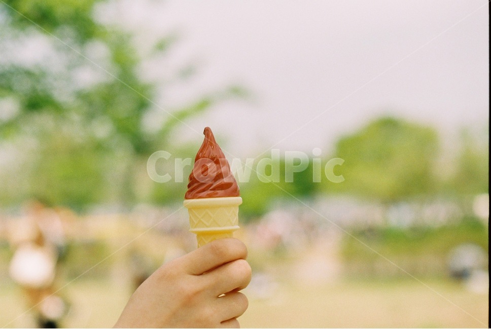 소풍,나무,필름,필름사진,picnic,blowbubbles,film,tree,아이스크림,손,쥐는손,음식,식재료,요리,food,cook,meal,dishes,food reserves,디저트,간식,후식,dessert,snack