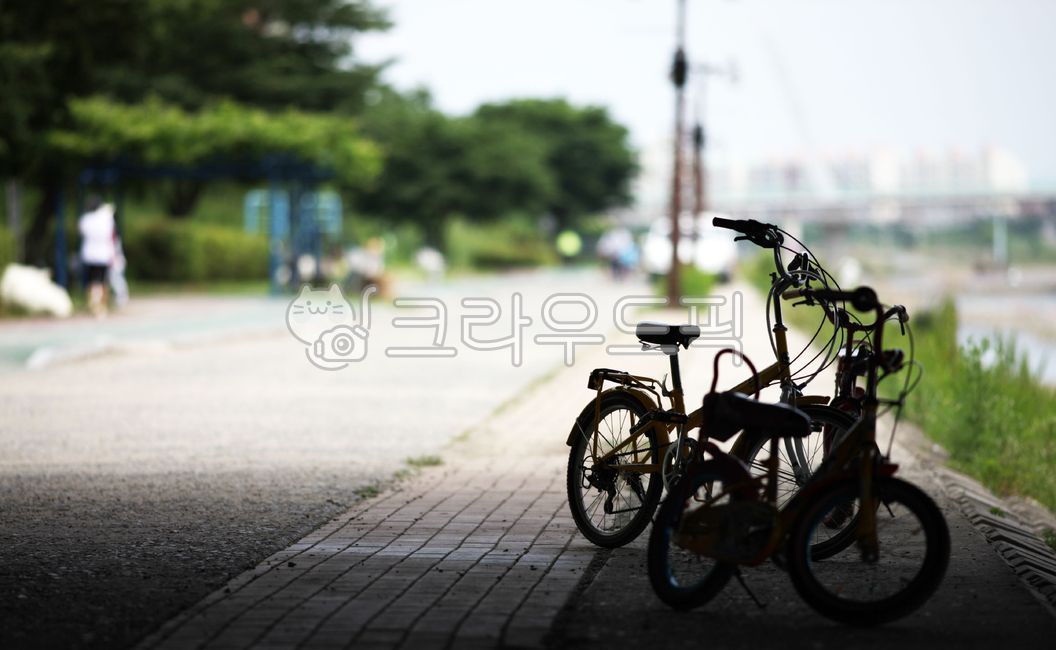 산책로,다리아래,산책길,자전거,어두움,그림자,보도블럭,promenade,underthebridge,walkway,bike,darkness,shadow,sidewalkblock