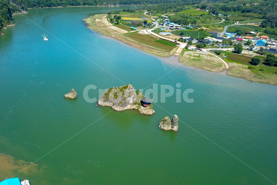 도담삼봉,단양군,섬,보트,호수,삼봉,자연,풍경,nature,landscape,한국자연풍경,한국자연경관,korea nature landscape,시골,마을,country,rural,town,land,땅,outdoors,옥외,ocean,대양,sea,바다,water,물,shoreline,해안선,coast,연안