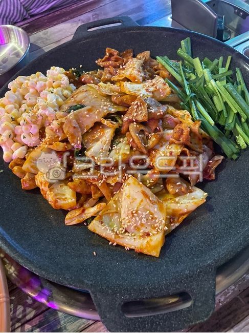 Seasoned grilled tripe,cabbage,Gopchang,pork,cone,food,meal,meat,Seasoned Tripe,fire,chives,roast