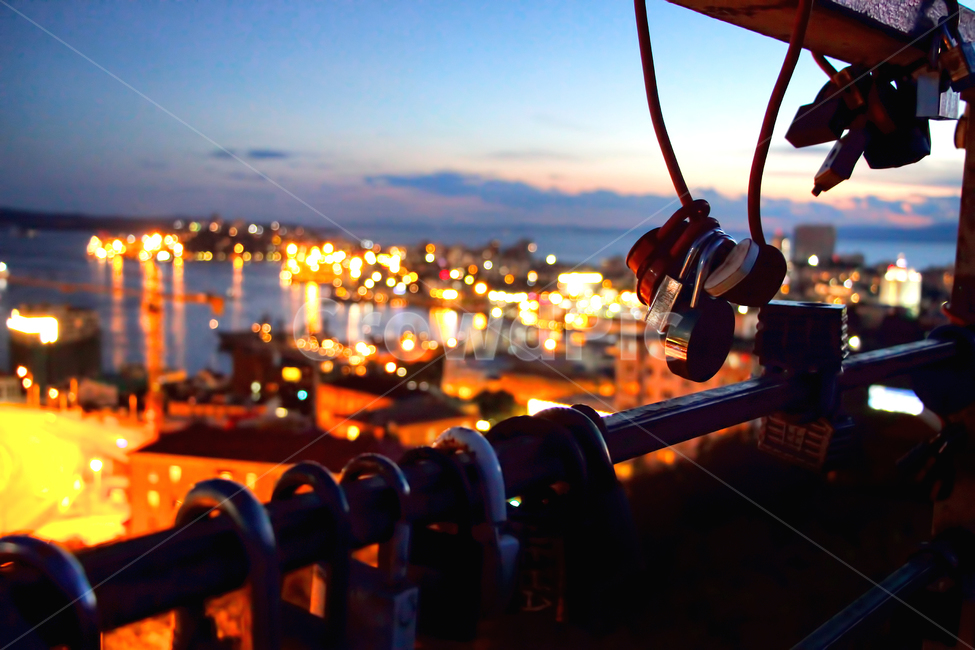 야경,자물쇠,사랑의자물쇠,nightview,노을,일몰,석양,바다,항구도시,항구,야경,밤,풍경,nightscape,night,landscape,handrail,난간,banister,railing
