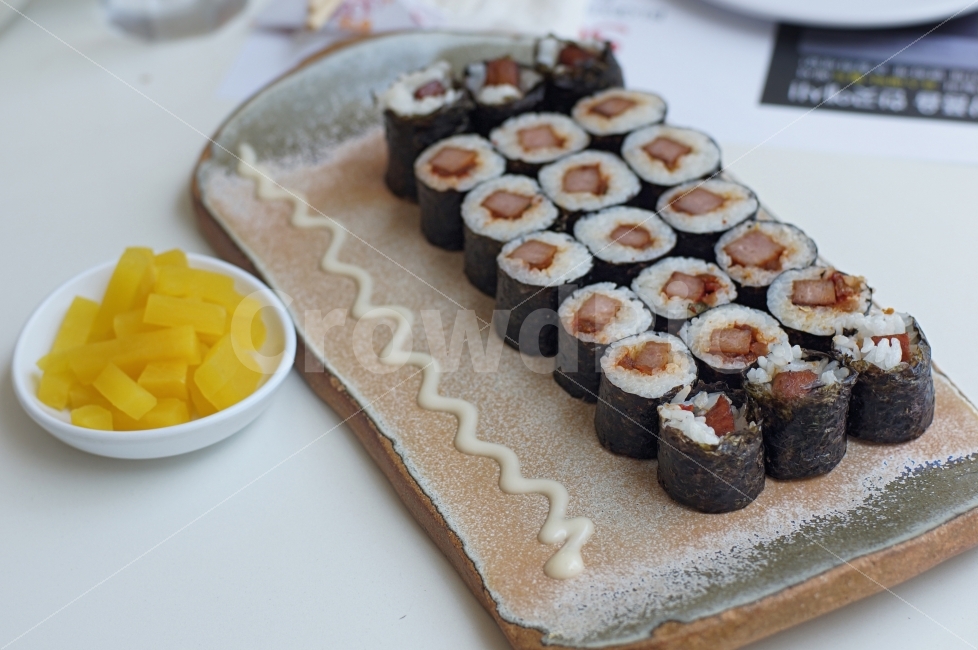 김밥,음식,분식,단무지,햄,정물,한식,Nobody,음식,식재료,요리,food,cook,meal,dishes,food reserves,한식,한국음식,한국요리,korean food,korean dishes,korean meal,korean cook,디저트,간식,후식,dessert,snack
