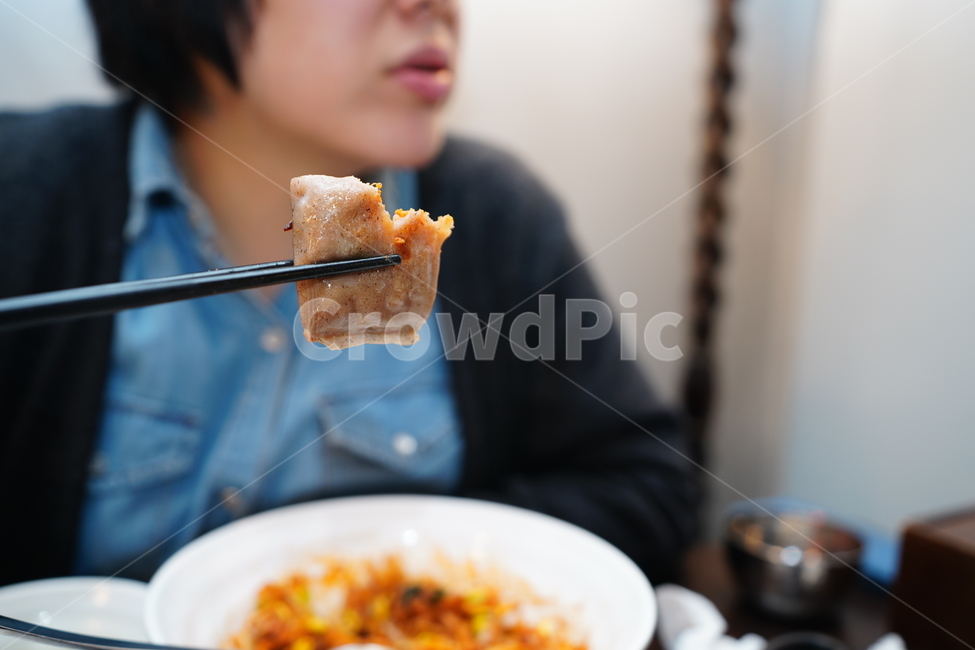 전병,한식,메밀,음식,먹방,먹거리,안주,푸드,젓가락,food,간식,사람,인물,인간,human,person,신체일부,몸,body,음식,식재료,요리,food,cook,meal,dishes,food reserves,한식,한국음식,한국요리,korean food,korean dishes,korean meal,korean cook