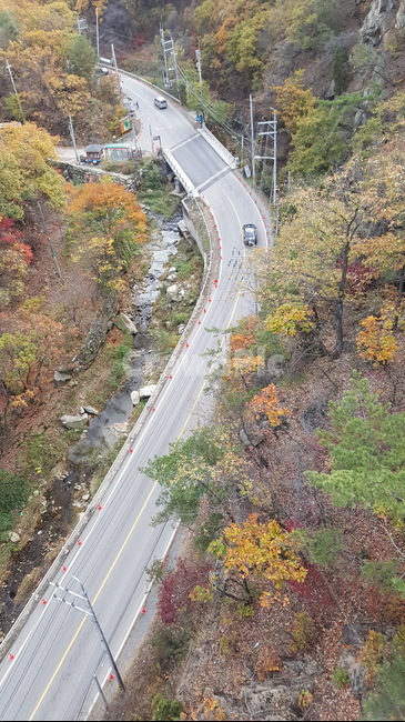 도로,길,가을풍경,감악산,감악산정상,여유,상쾌,산,가을,계절,fall,autumn,season,nature,자연,landscape,경치,outdoors,옥외,road,scenery,풍경,automobile,자동차,transportation,교통,car,차,vehicle,차량