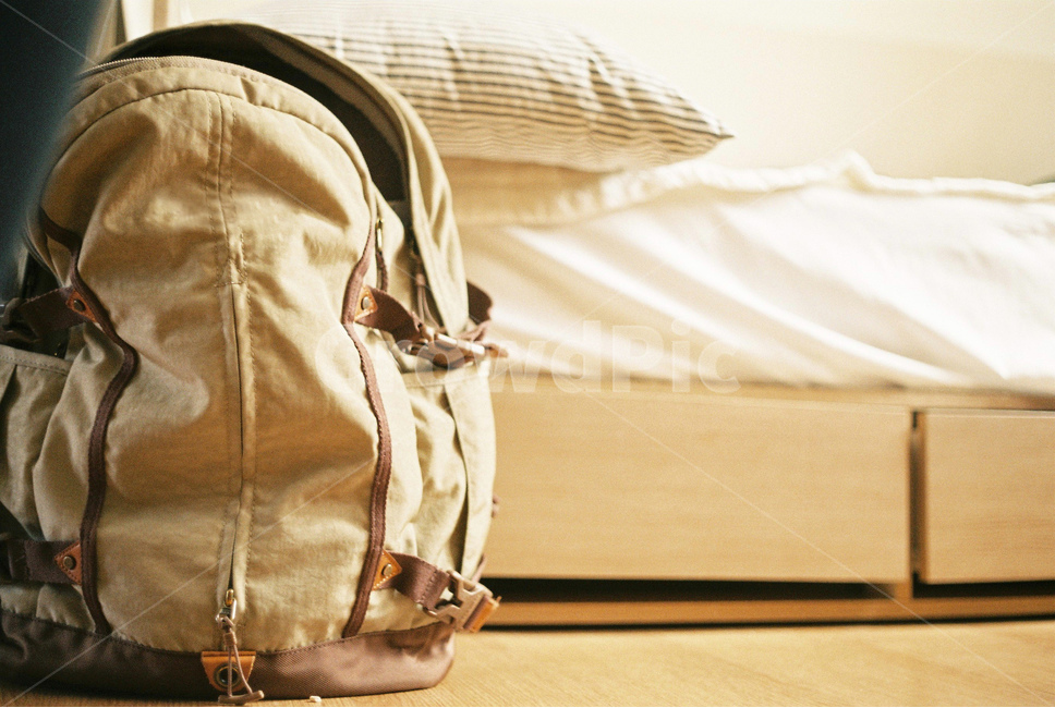 방,원룸,베개,싱글,원목침대,자취,이불,배낭,침대,bed,backpack,bag,가방,여행,휴가,traveling,vacation,trip