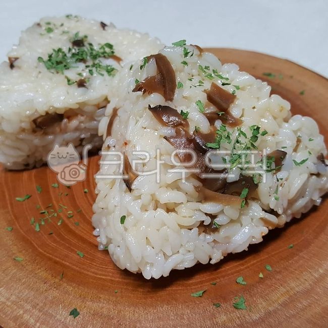 삼각주먹밥,주먹밥,삼각김밥,명란주먹밥,버섯,요리,음식,식사,파슬리,오니기리,일식,밥,라이스,food,플레이팅