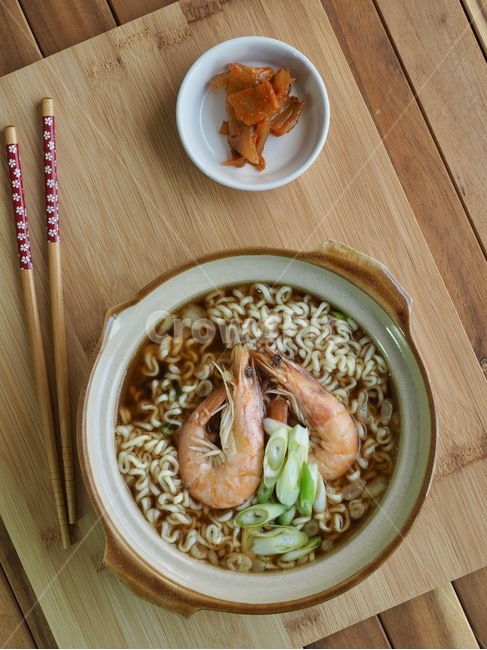 라면,새우라면,새우,한국음식,식품,한식,한국문화,한국,배경,음식문화,웰빙,문화,아시아,아시아음식,전통,음식,요리,면요리,국물,파,음식,식재료,요리,food,cook,meal,dishes,food reserves,면류,면요리,noodles