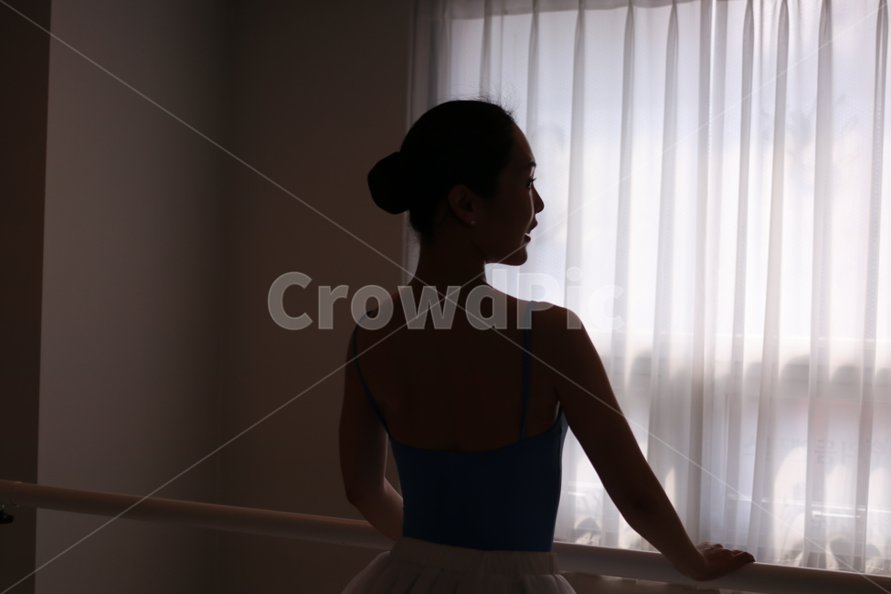 발레,발레리나,역광,측광,플랫슈즈,발레연습,연습,여성,여자,여자모델,사람,인물,인간,human,person,여성,여자,woman,female,lady