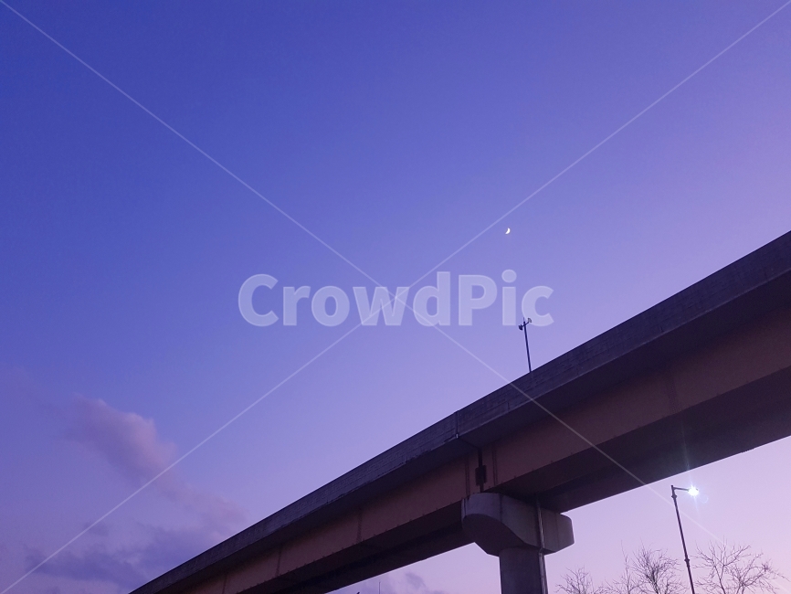 	달,초승달,철로,하늘,보라빛하늘,겨울,경전철,moon,cresent,cresentmoon,purplesky,violetsky,railway,철도,야경,밤,풍경,nightscape,night,landscape,건축물,건물외관,exterior,building,structure,architecture,construction,road,도로,freeway,고속 도로