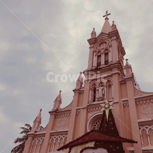 다낭,핑크성당,architecture,건축물,building,건물,steeple,첨탑,spire,탑,tower,뾰족한탑