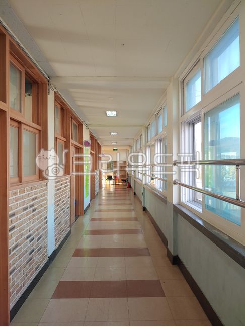 high school,study,corridor,sat,classroom,locker,space,building,middle School,elementary school,empty classroom,school,College Scholastic Ability Test,floor,class