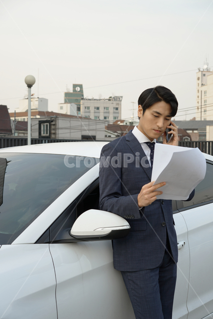 운전,차,차량,자동차,남자,남성,사람,직장인,출근,피곤,운전자,주차장,여유,정장,서류,비즈니스,비즈니스맨,스마트폰,통화,사람,인물,인간,human,person,남성,남자,man,male,교통,교통수단,traffic,transportation,정보통신기술,전자기기,전자제품,it,information,technology,electronic equipment,비즈니스,사업,business,service,work