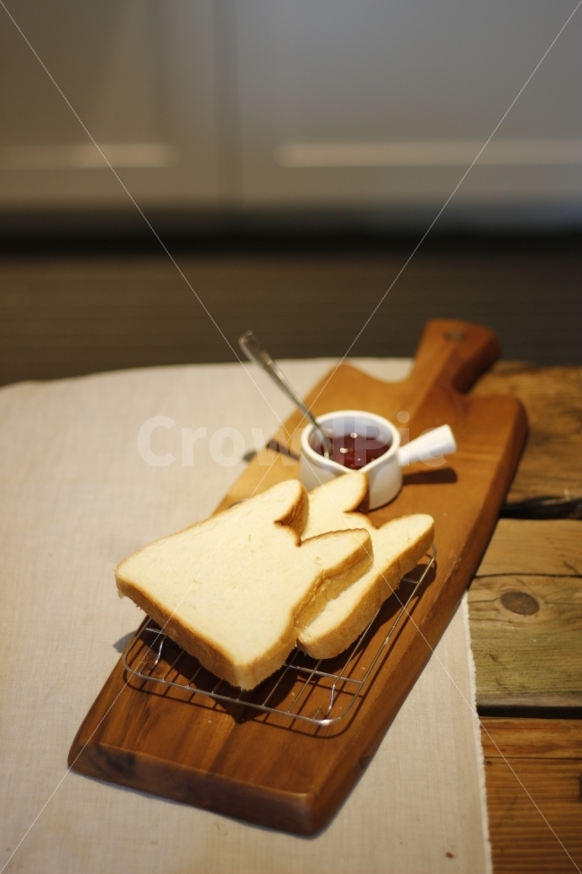 빵,식빵,음식,브런치,딸기,잼,딸기잼,도마,우드,스타일링,스튜디오,린넨,테이블,소품,인테리어,bread,food,brunch,strawberry,wood,studio,table,interior,음식,식재료,요리,food,cook,meal,dishes,food reserves,빵,bread,아침식사,조식,브런치,breakfast,brunch,디저트,간식,후식,dessert,snack