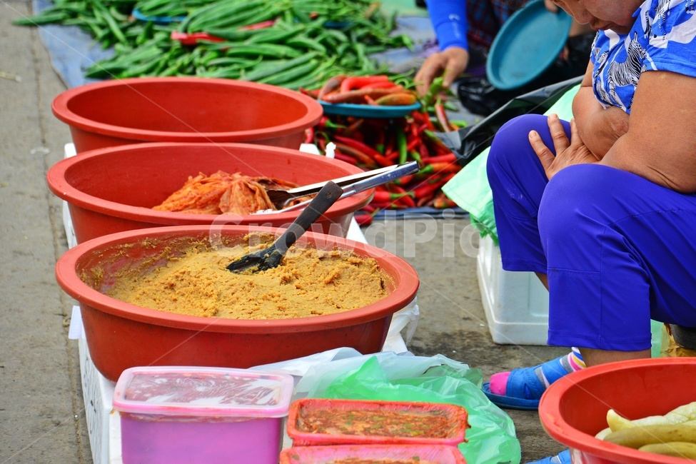 plant,식물,food,음식,재래시장,전통시장,노점상,좌판,bowl,사발,human,인간,person,사람,market,시장,된장,김장김치,고추