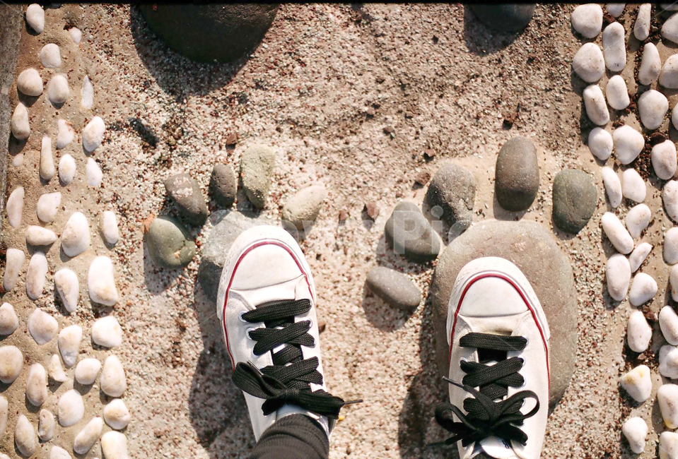 발,신발,foot,산책,외출,걷기,곰발바닥,발자국,조약돌,산책로,햇빛,길,돌맹이,일상,생활,건강,조깅,쉼,휴식