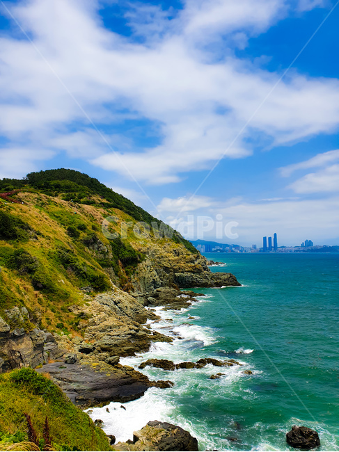 절벽,바다,부산,해운대,광안리,푸름,푸른색,청량함,풍경,하늘,바닷물,바다물,암벽,자연,파란바다,수평선,해안선,ocean,water,물,nature,파도,감성,summer,계절,여름,구름,cloud,sky,sea