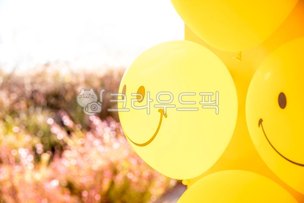 가을,긍정,미소,밝음,백그라운드,배경,여백,색,노란색,스마일리페이스,웃는얼굴,아웃포커스,오브젝트,웃음,장식,즐거움,컨셉,캐릭터,컬러풀,balloon,풍선,ball,공