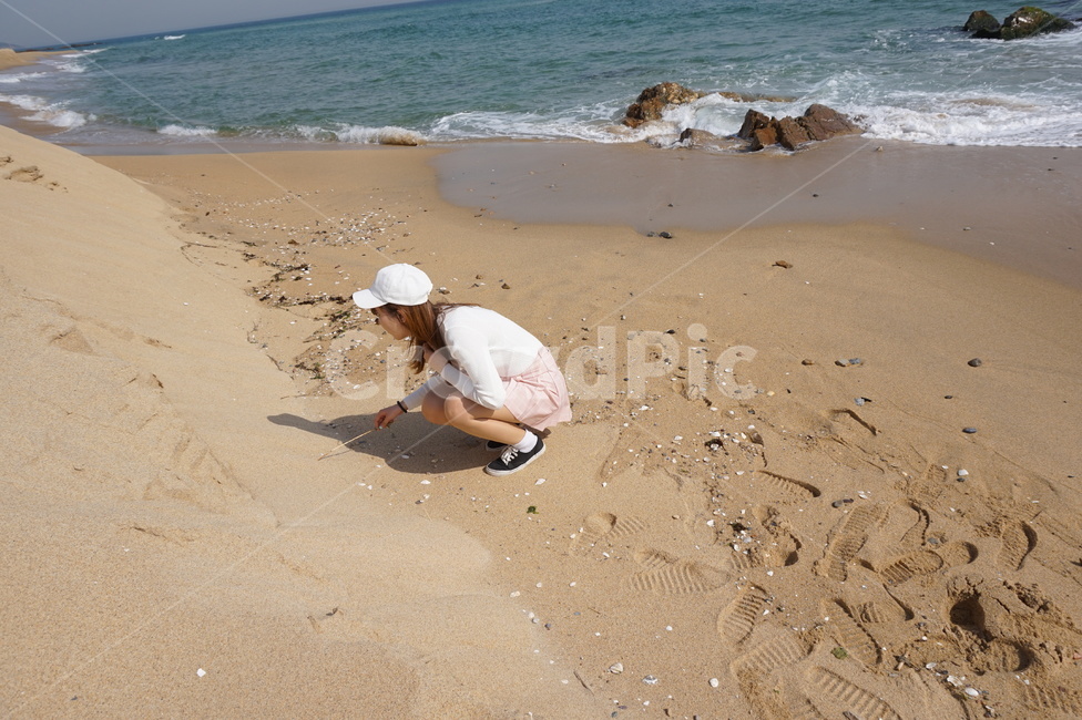 여자,긴머리,바다,분홍스커트,하얀모자,혼자놀기,해변,바다,beach,sea,사람,인물,인간,human,person,여성,여자,woman,female,lady,여행,휴가,traveling,vacation,trip