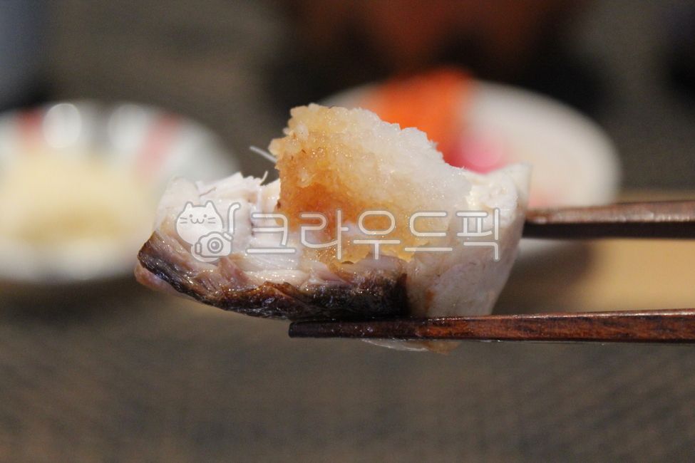 고등어구이,생선,생선구이,일본음식,일식,고등어,물고기,해산물,해물,음식,요리,구이요리,구이음식,생선음식,나무젓가락,오마카세