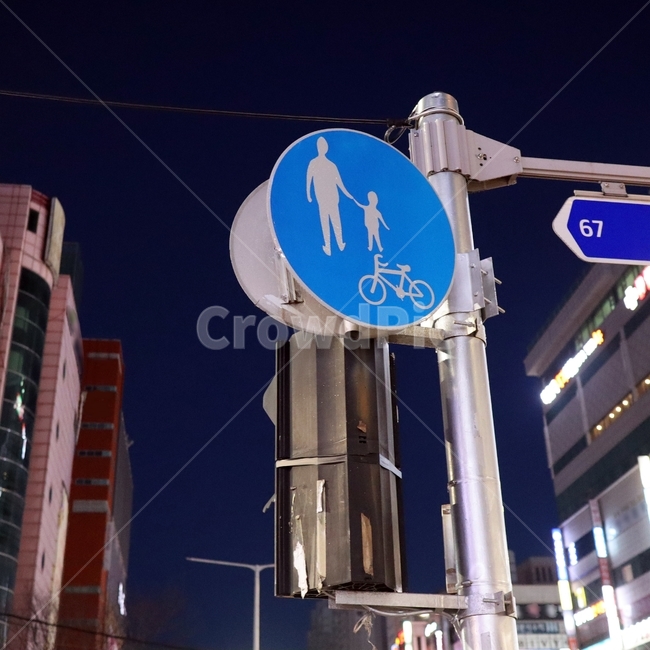 symbol,상징,표지판,자전거표지판,어린이보호,시내,밤시내,어린이표지판