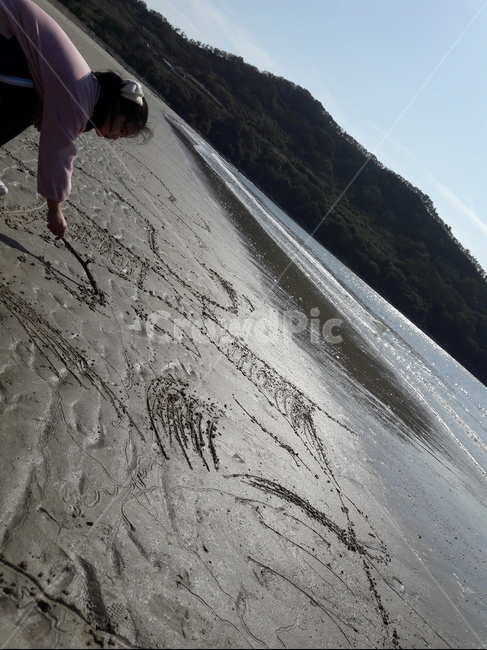 모래그림,소녀,sandpicture,littlegirl,beach,child,coast,scribble,doodle,outdoors,옥외,slope,경사
