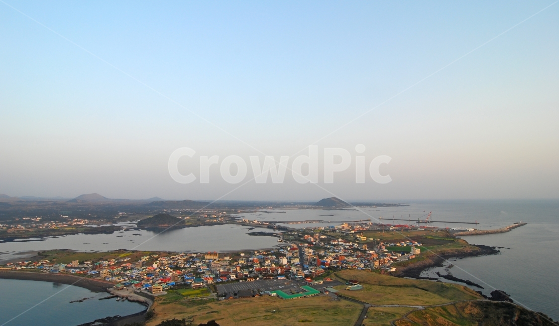제주도,제주,풍경,바다,섬,오름,하늘,배경,백그라운드,여행,성산,마을,집,주택,건물,도시,부동산,어촌,한국,항구,제주사진,제주도사진,제주풍경,제주도풍경,자연,풍경,nature,landscape,한국자연풍경,한국자연경관,korea nature landscape,제주도,jeju,jeju island,outdoors,옥외,경치,scenery,aerial view,조감도
