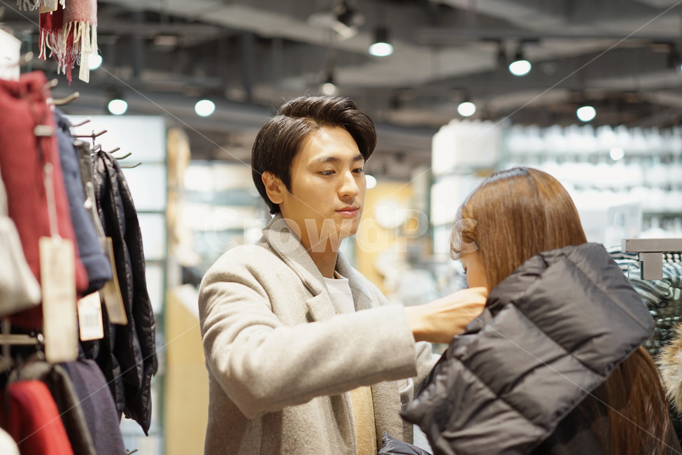 패션,옷가게,쇼핑,백화점,아울렛,매장,옷,의류,겨울,겨울옷,shopping,가게,연인,커플,남녀,데이트,겨울,계절,winter,season,사람,인물,인간,human,person,연인,커플,사랑,lover,couple,쇼핑,shopping