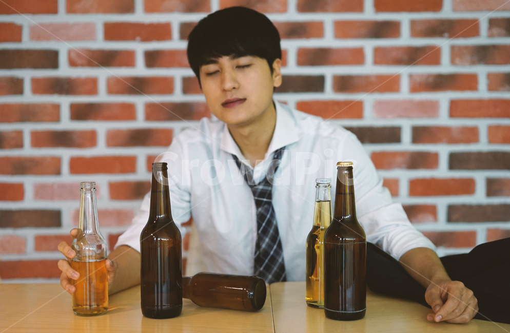 남성,남자,펍,맥주,비어,beer,술,음주,과음,맥주병,병맥주,알코올,사람,인물,인간,human,person,남성,남자,man,male,술,주류,alcohol,산업,industry,industrial,비즈니스,사업,business,service,work