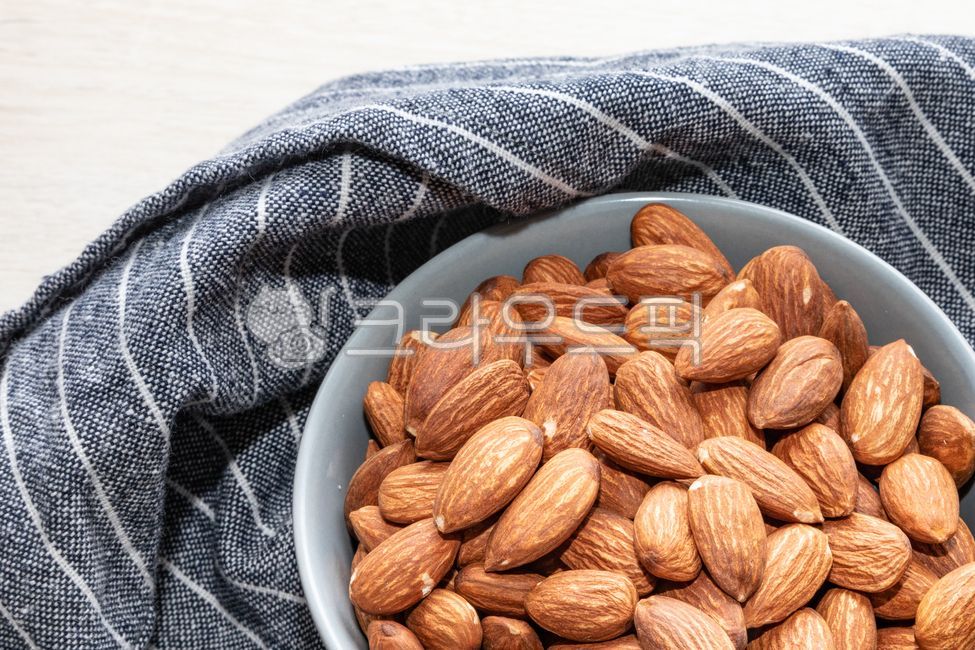 almond,아몬드,food,음식,grain,곡물,seed,씨앗,견과류,nut,nuts,heap,kernel