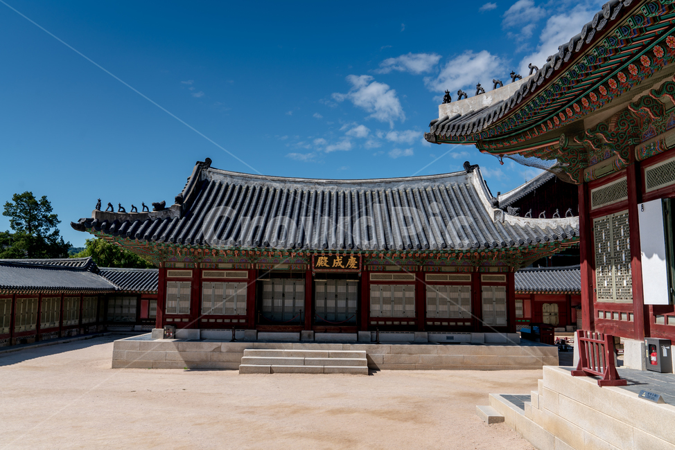 전통,경복궁,고궁,대한민국,서울,한옥,경치,야외,하늘,맑은,파란,구름,흰색,처마,곡선,지붕,기와,목조,목재,목조건물,문화재,조선시대,왕,정치,화려한,색깔,건축,조선,한적한,조용한,엄숙한,역사,한국전통,한국문화,korean traditional,korean culture,랜드마크,landmark,tourist attraction,한국랜드마크,한국관광지,한국명소,korea landmark,korea tourist attraction,건축물,건물외관,exterior,building,structure,architecture,construction