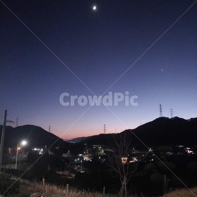 nature,자연,outdoors,옥외,야경,보라,보라색,보라색하늘,저녁,저녁하늘,보랏빛하늘,sky,moon,산,마을