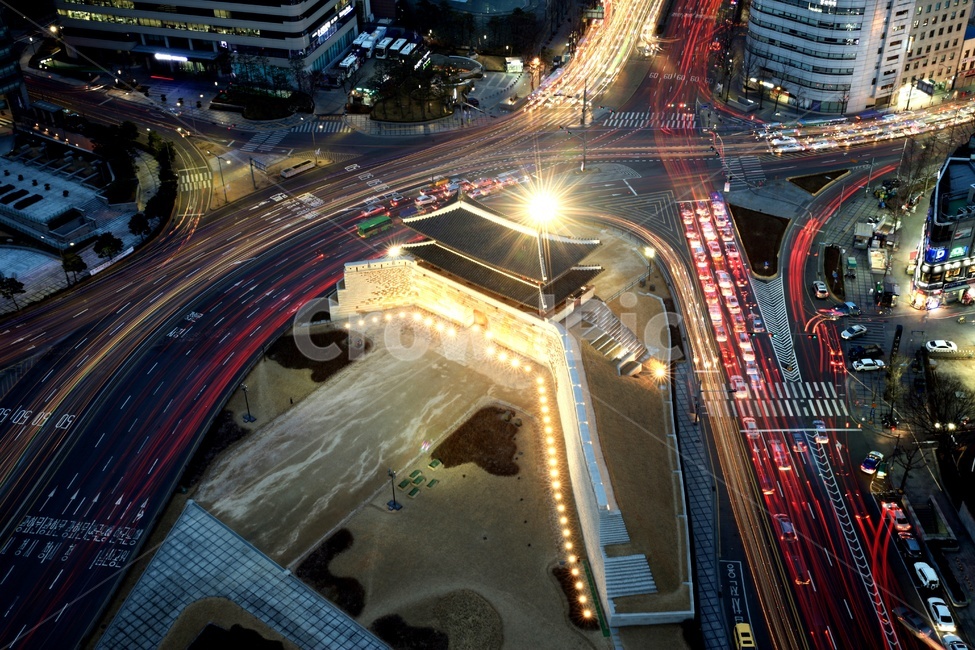 road,도로,intersection,교차로,남대문,옥외,명소,문화재,outdoors,경치,landscape,숭례문,야경,조선,대문,서울,seoul,4대문,국보,건물,야경,밤,풍경,nightscape,night,landscape,도시,city,한국도시풍경,한국도시경관,korea cityscape,랜드마크,landmark,tourist attraction,한국랜드마크,한국관광지,한국명소,korea landmark,korea tourist attraction,교통,교통수단,traffic,transportation