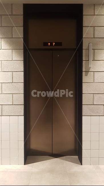 엘리베이터,닫힘,올라감,벽돌,행운의7,인테리어,실내디자인,interior design