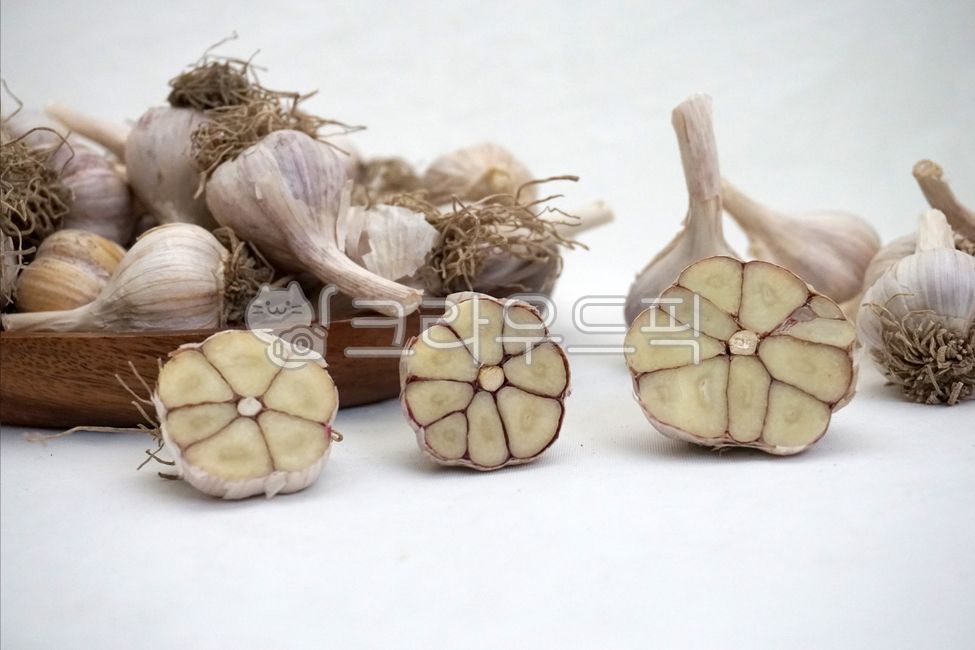 Garlic,whole garlic,white,six-lobed garlic,agricultural products,seasonal foods,food ingredients,spring,garlic,farmproduce,agriculturalproducts,farm,green,spring