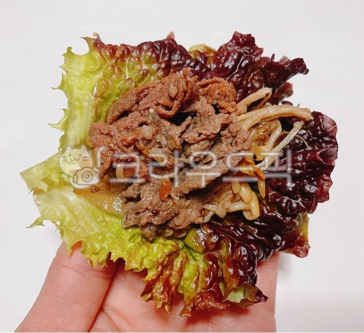 한우소불고기,소불고기,한우,불고기,소고기,고기,소,육류,고기쌈,상추쌈,음식,요리,식사,식재료,먹방,밥도둑,야채,채소,쌈,쌈채소,상추,팽이버섯,버섯,양념,인간,사람,인간손,사람손,신체부위,food,dish,cook,meal,meat