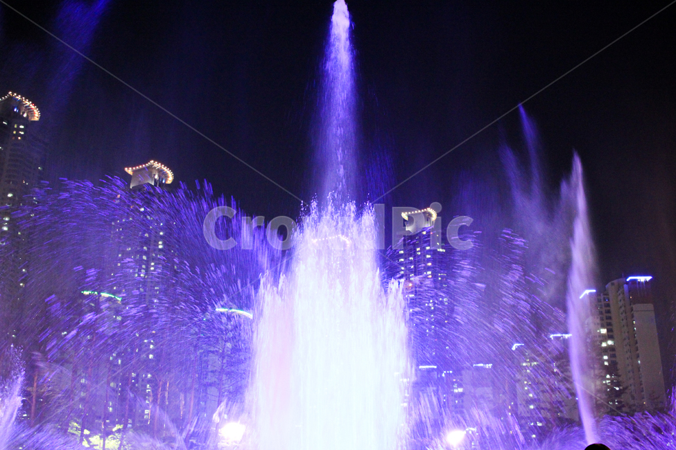 분수,fountain,쇼,show,보라,water,물,야외,공원,엔터테인먼트,공연,경관,scene,entertainment,exiting,celebration,shiny,dark,beautiful,illustration,effect,art,wallpaper,modern,graphic,glow,night,blue,bright,design,color,abstract,background,light,outdoor,wet,park,splash,city,urban,colorful,놀이,야경,밤,풍경,nightscape,night,landscape