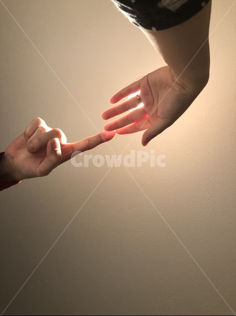 손,커플,조명,불빛,손가락,역광,사람,인물,인간,human,person,신체일부,몸,body,손,제스처,표시,손짓,표현,gesture,hand,sign,expression